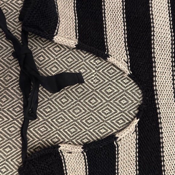 Banana Republic V Neck Sweater - Picture 2 of 4